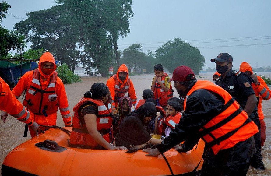 Lực lượng cứu hộ bang Maharashtra sơ tán người dân khỏi các khu vực nguy hiểm. Ảnh: Reuters