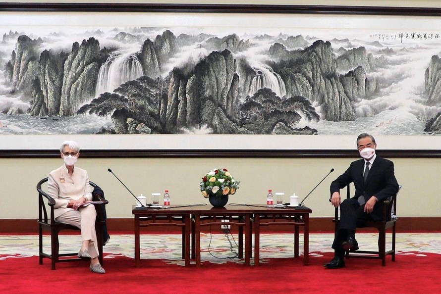 Ngoại trưởng Trung Quốc Vương Nghị tiếp đón Thứ trưởng Ngoại giao Mỹ Wendy Sherman. Ảnh: Reuters