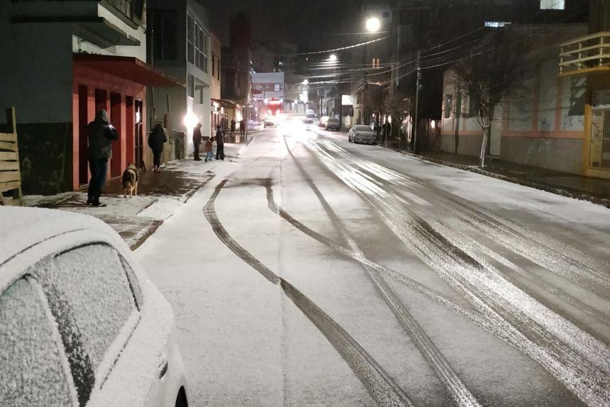 Nhiều nơi tại Brazil lần đầu có tuyết rơi