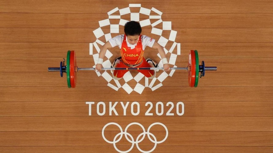 Hou Zhihui của đội tuyển cử tạ Trung Quốc đã giành HCV ở hạng cân 49 kg và xô đổ ba kỷ lục Olympic. Ảnh: Reuters