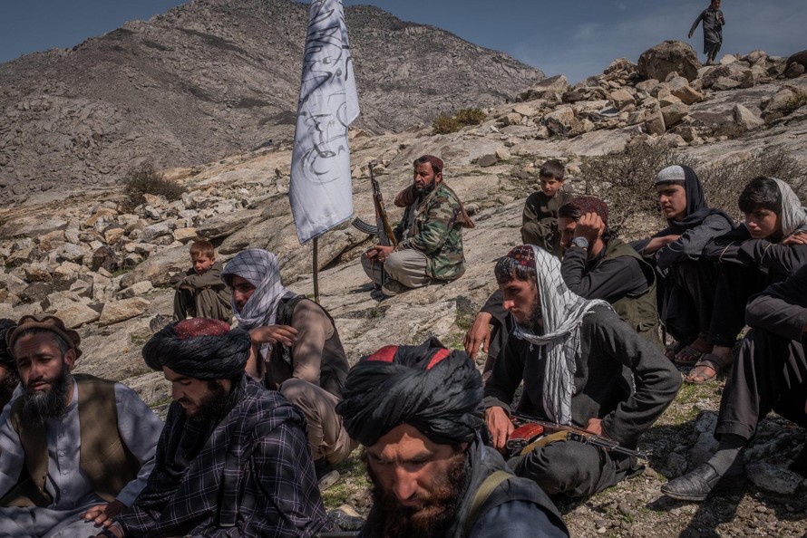 Các tay súng Taliban tại huyện Alingar, tỉnh Laghman, Afghanistan. Ảnh: NY Times
