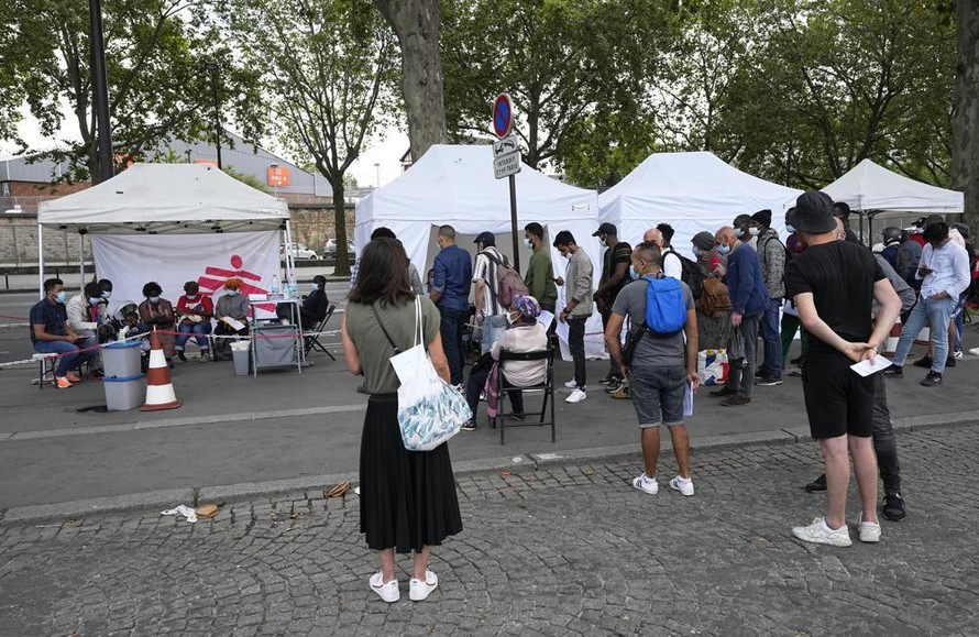 Người dân Paris, Pháp xếp hàng đợi tiêm chủng. Ảnh: AP