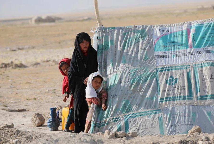 Một phụ nữ cùng con cái trú ẩn tại trại tị nạn ở Mazar-e Sharif, tỉnh Balkh. Ảnh: AP