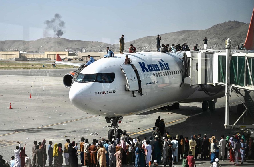 Người tị nạn Afghanitan đu bám máy bay