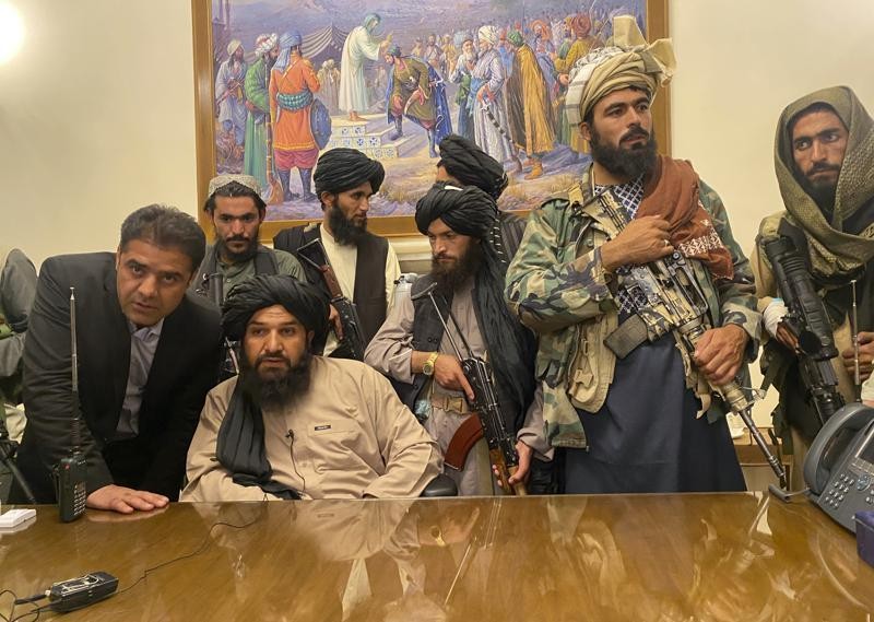 Các tay súng Taliban giành quyền kiểm soát dinh tổng thống Afghanistan sau khi Tổng thống Ashraf Ghani bỏ trốn khỏi đất nước. Ảnh: AP