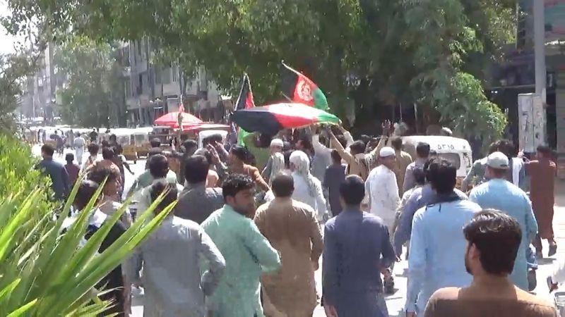 Người dân Afghanistan biểu tình chống Taliban ở Jalalabad. Ảnh: Reuters