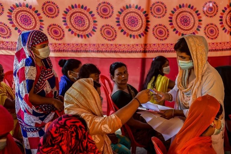 Bangladesh tiêm vaccine cho người lao động tình dục