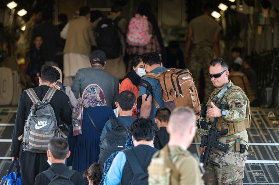 Người tị nạn Afghanistan lên máy bay quân sự của Mỹ. Ảnh: Reuters