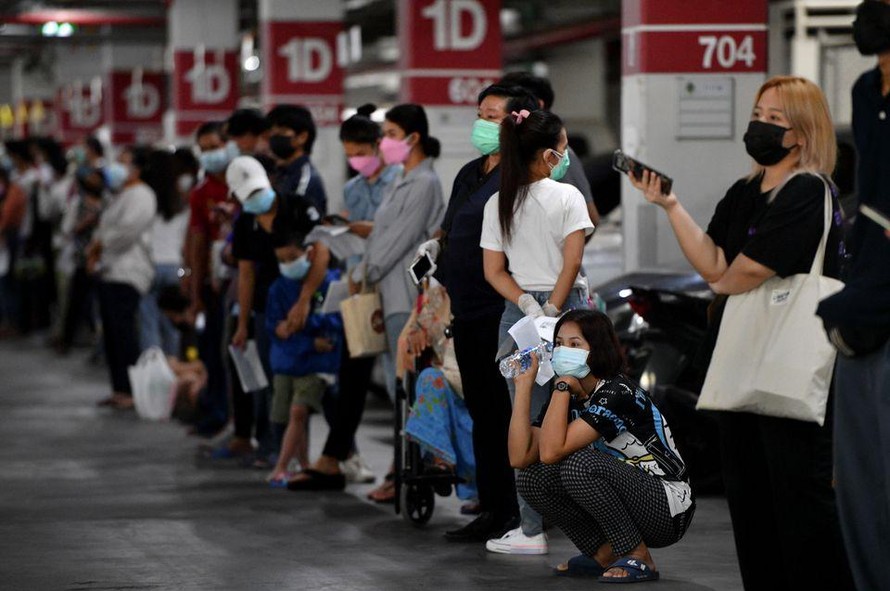 Người dân thủ đô Bangkok của Thái Lan xếp hàng đợi làm xét nghiệm COVID-19. Ảnh: Reuters