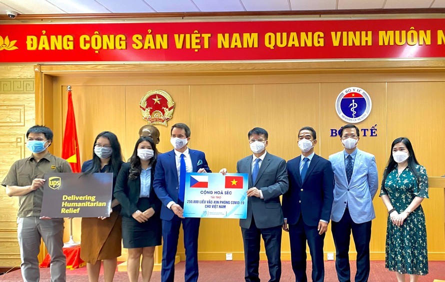Đại diện của Đại sứ quán Cộng Hòa Séc tại Việt Nam, Bộ Y Tế, và công ty UPS Việt Nam tham dự buổi lễ bàn giao lô vaccine Covid-19 mà Quỹ UPS đã hỗ trợ vận chuyển.