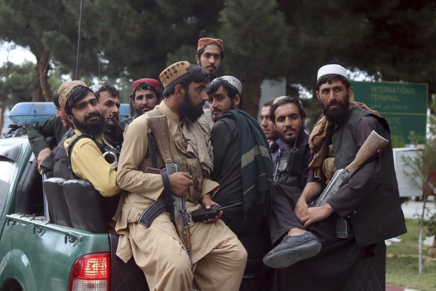Các tay súng Taliban tiến vào sân bay Hamid Karzai sau khi quân đội Mỹ rời đi. Ảnh: AP