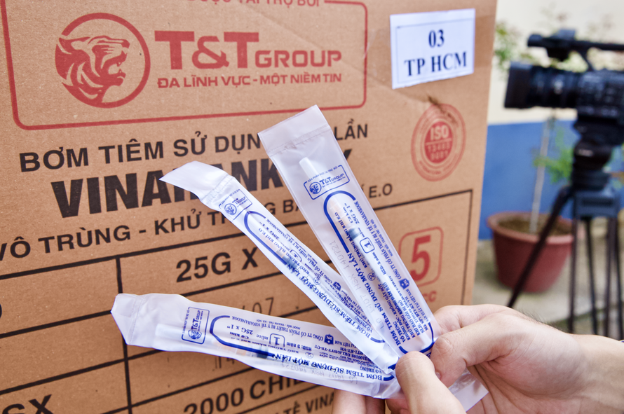 Bơm kim tiêm do T&T Group tài trợ là sản phẩm của Công ty CP thiết bị y tế VINAHANKOOK, được Bộ Y tế cấp giấy chứng nhận chất lượng.