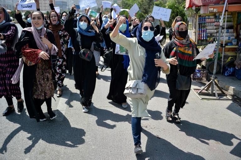Phụ nữ đã xuống đường biểu tình chống Taliban tại Kabul. Ảnh: AFP