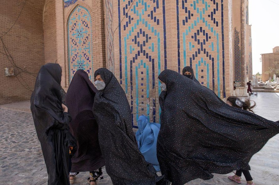 Taliban cho phép phụ nữ Afghanistan học đại học