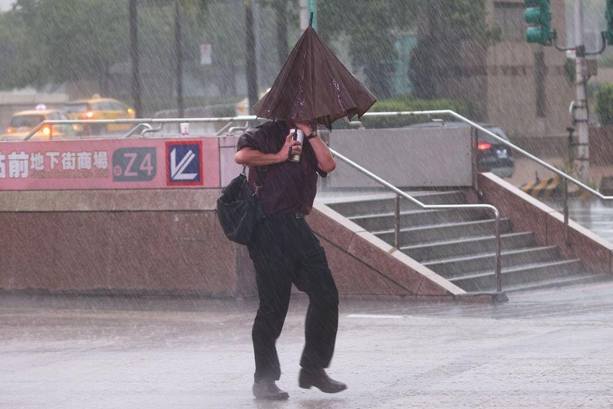 Trung Quốc đóng cửa sân bay, trường học tránh bão Chanthu 
