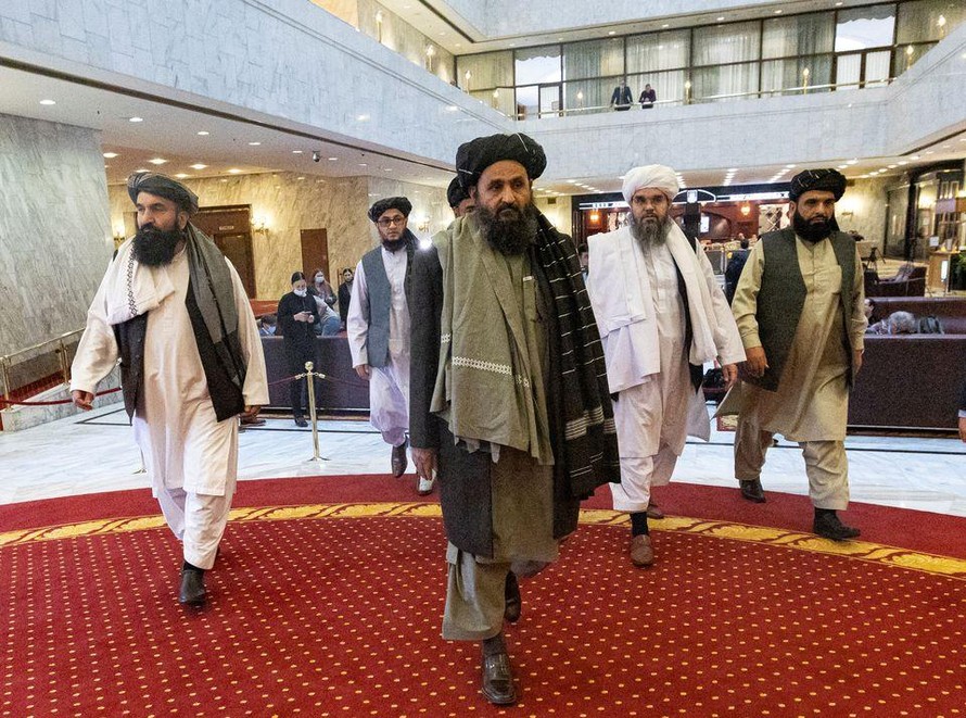Ông Mullah Abdul Ghani Baradar (chính giữa) - Phó Thủ tướng chính quyền Taliban. Ảnh: Reuters