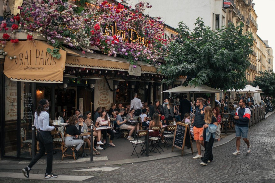 Các quán cà phê nổi tiếng tại Paris chỉ tiếp đón khách hàng được tiêm chủng đầy đủ. Ảnh: NY Times