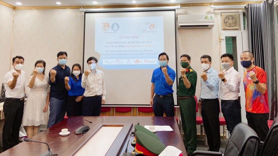 Thành đoàn - Hội Sinh viên Việt Nam thành phố Hà Nội phối hợp với quỹ Stronger with Amser (SAS) của Hiệp hội học sinh Hà Nội - Amsterdam trao tặng các vật phẩm y tế hỗ trợ các tình nguyện viên tham gia chống dịch tại các tỉnh, thành phía Nam.