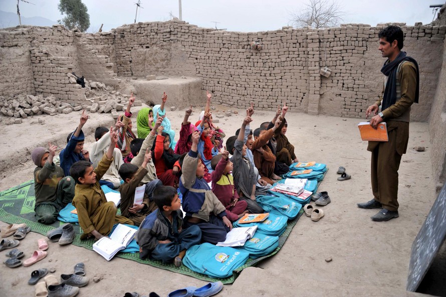 Taliban yêu cầu nam sinh và thầy giáo tới trường học