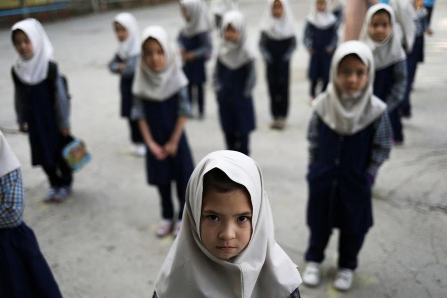 Các nữ sinh tại mộ trường tiểu học ở Kabul. Ảnh: Reuters