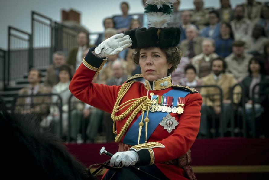 Vai diễn Nữ hoàng Elizabeth II giúp Olivia Colman đoạt giải Nữ diễn viên chính xuất sắc nhất phim chính kịch tại lễ trao giải Emmy 2021. Ảnh: AP