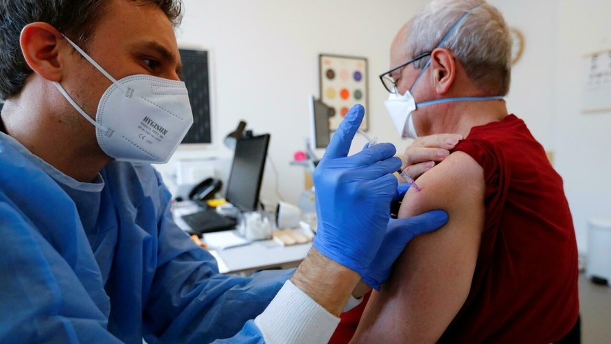  Đức cắt trợ cấp cho người lao động không tiêm vaccine