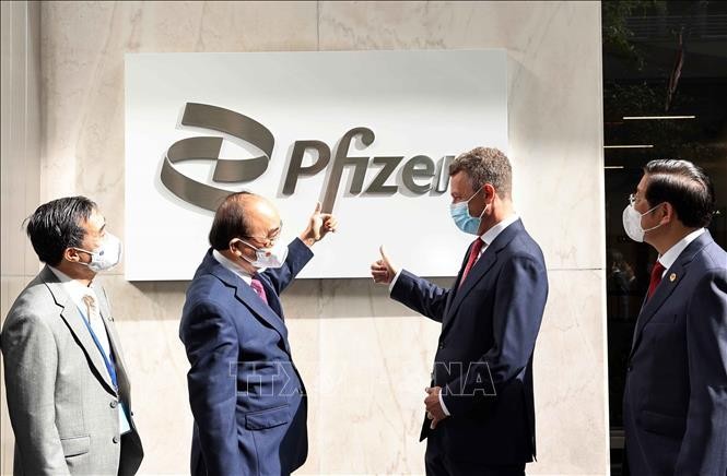 Chủ tịch nước Nguyễn Xuân Phúc thăm công ty dược phẩm Pfizer