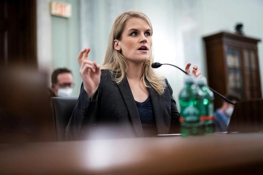 Cựu nhân viên Frances Haugen - người tố cáo Facebook, ra điều trần trước Thượng viện Mỹ. Ảnh: Reuters