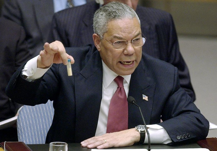 Ngoại trưởng Colin Powell giơ một chiếc lọ mà ông cho là có chứa mầm bệnh than, khi đưa ra bằng chứng về các chương trình vũ khí sinh học của Iraq trước Hội đồng Bảo an Liên Hợp Quốc. Ảnh: AP
