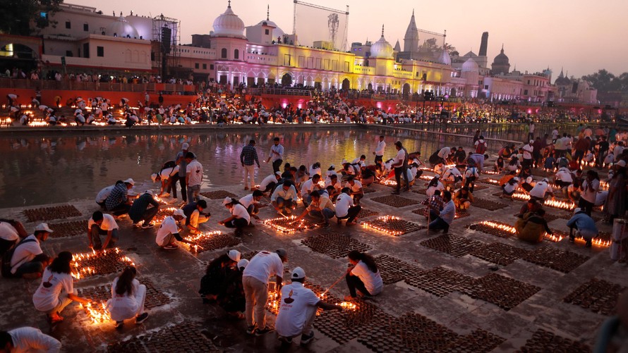 Hàng trăm nghìn người Ấn Độ ăn mừng lễ hội ánh sáng Diwali 