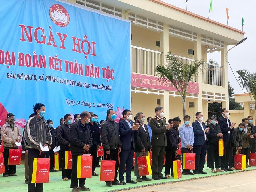 Trao quà cho người dân xã Phì Nhừ, huyện Điện Biên Đông tại Ngày hội Đại đoàn kết toàn dân tộc.