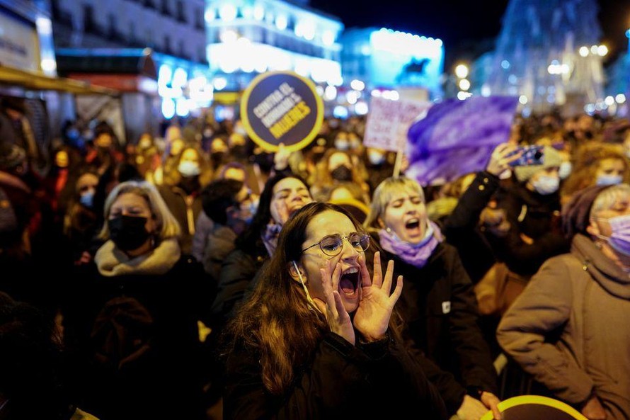 Phụ nữ tại nhiều quốc gia biểu tình phản đối bạo lực giới