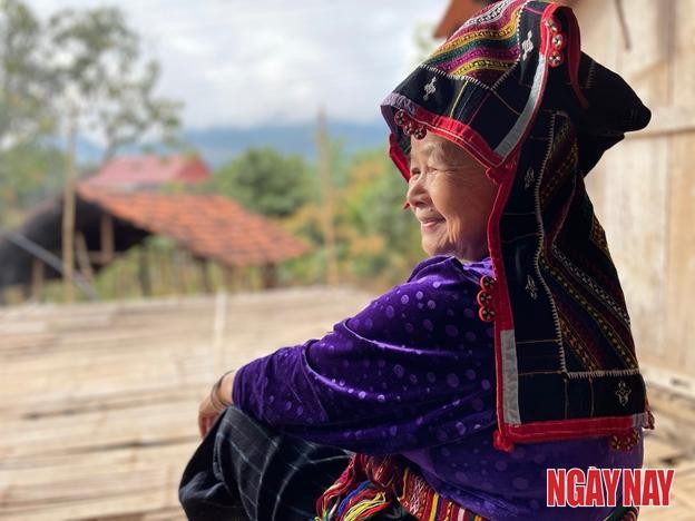 Nhật ký 99 ngày xuyên Việt: Đi tìm nét 'bí ẩn' trong trang phục phụ nữ Thái đen cổ 