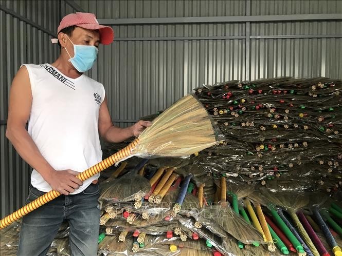 Cơ sở sản xuất chổi đót của anh Lê Văn Thạch đang tạo ra cơ hội việc làm cho nhiều người khuyết tật.
