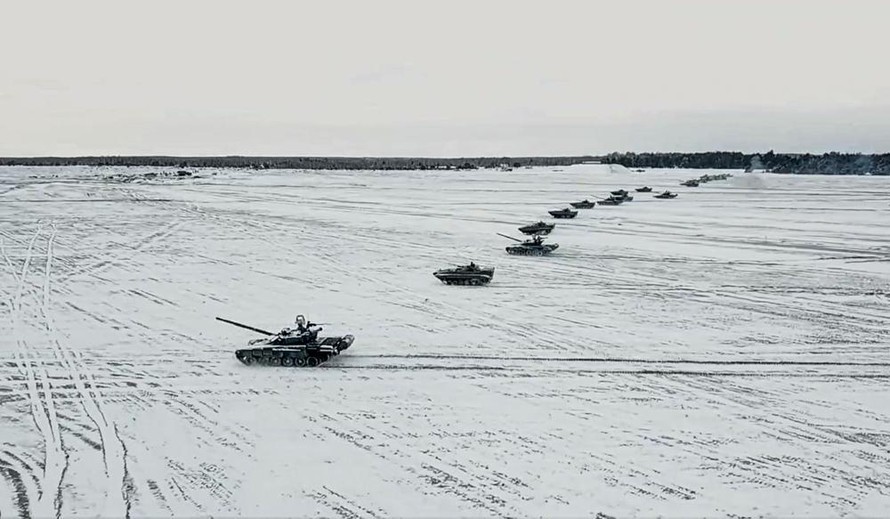 Xe tăng và xe bọc thép di chuyển trong cuộc tập trận chung giữa Belarus và Nga tại trường bắn Brestsky, Belarus. Ảnh: AP