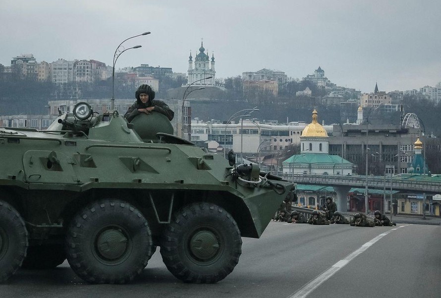 Quân đội Ukraine canh giữ một chốt chặn tại trung tâm thủ đô Kyiv. Ảnh: Reuters