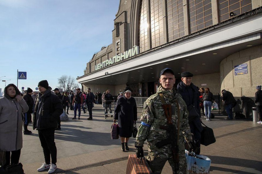 Người dân Ukarine đi tàu hỏa trở về Kyiv. Ảnh: Reuters