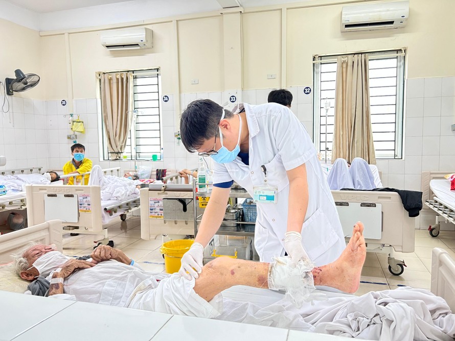 Bị chó cắn, bệnh nhân 95 tuổi có nguy cơ bị cắt cụt chân