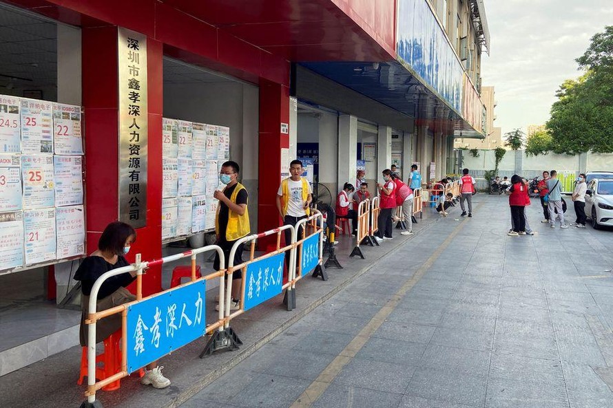 Biển quảng cáo tuyển dụng được đặt tại Quảng Đông không còn thu hút nhiều lao động trẻ. Ảnh: Reuters