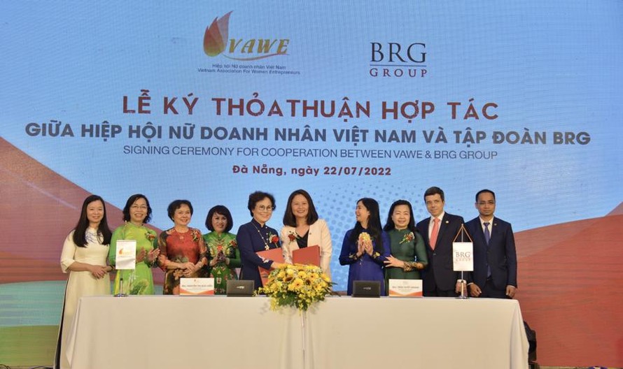 Lễ kí kết thỏa thuận hợp tác giữa Tập đoàn BRG và VAWE một lần nữa khẳng định quan điểm của Tập đoàn BRG trong việc đánh giá cao tầm quan trọng của các doanh nghiệp do nữ giới làm chủ. 
