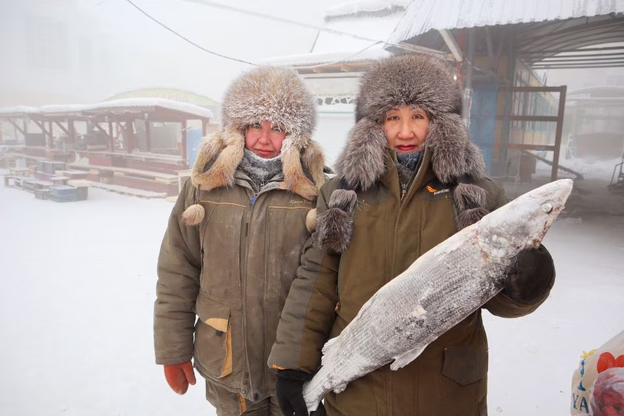 Các tiểu thương tại một khu chợ ở Yakutsk. Ảnh: Reuters