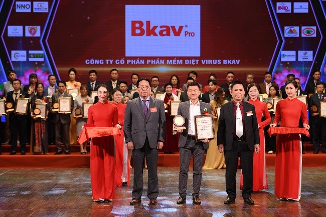 Đại diện Bkav nhận giải thưởng Hàng Việt Tốt được người Việt tin dùng 2022.