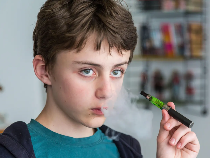 Bốn dấu hiệu tiết lộ trẻ hút thuốc lá điện tử