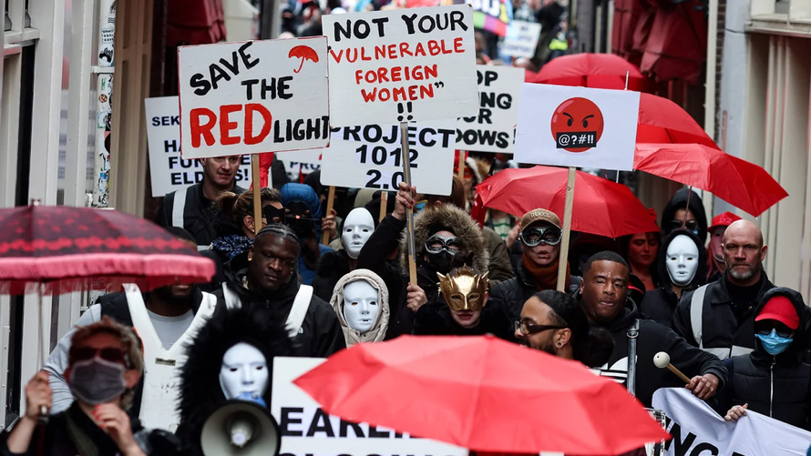 Những người hành nghề mại dâm và người dân Amsterdam tham gia biểu tình phản đối kế hoạch đóng cửa khu đèn đỏ nổi tiếng của thành phố. Ảnh: CNN