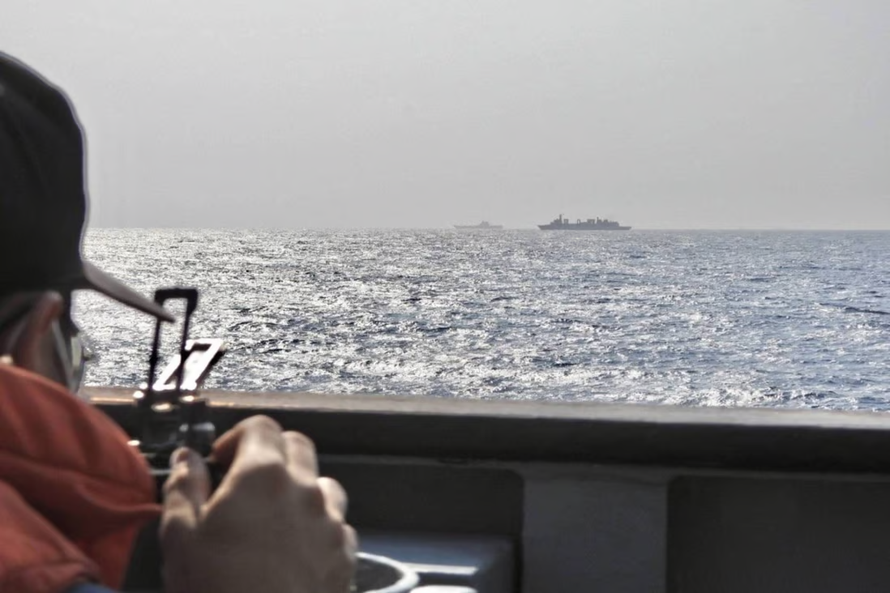 Nhóm tác chiến tàu sân bay Sơn Đông đi qua eo biển Bashi vào thứ Tư. Ảnh: SCMP