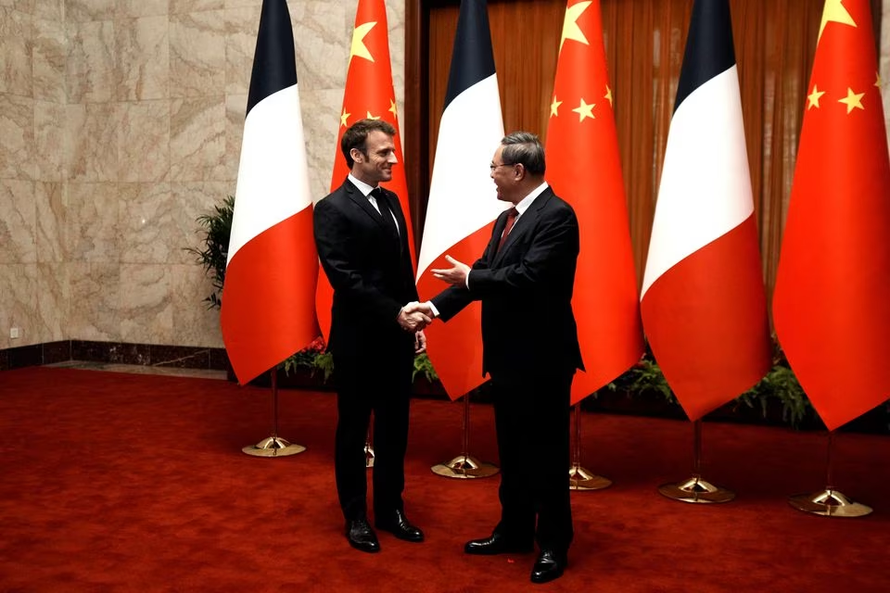Thủ tướng Trung Quốc Lý Cường tiếp đón Tổng thống Pháp Emmanuel Macron. Ảnh: Reuters