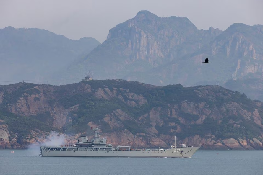 Một tàu chiến Trung Quốc khai hỏa trong một cuộc tập trận quân sự ngoài khơi bờ biển tỉnh Phúc Kiến. Ảnh: Reuters