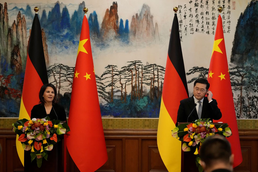 Ngoại trưởng Đức Annalena Baerbock trả lời họp báo cùng người đồng cấp Trung Quốc Tần Cương tại Bắc Kinh. Ảnh: Reuters