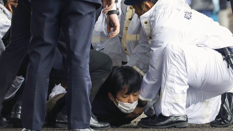 Nghi phạm Kimura Ryuji bị bắt giữ tại hiện trường sau khi ném bom khói về phía Thủ tướng Kishida Fumio. Ảnh: Kyodo