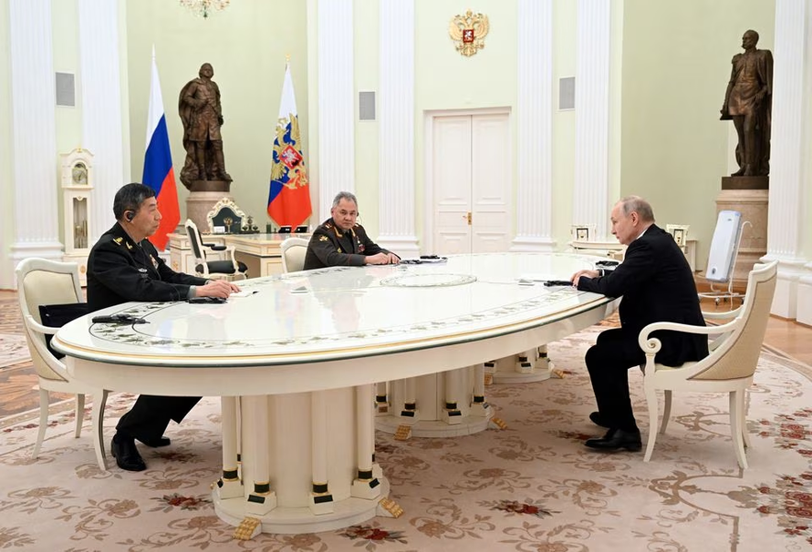 Tổng thống Nga Vladimir Putin, Bộ trưởng Quốc phòng Sergei Shoigu và Bộ trưởng Quốc phòng Trung Quốc Lý Thượng Phúc. Ảnh: Reuters